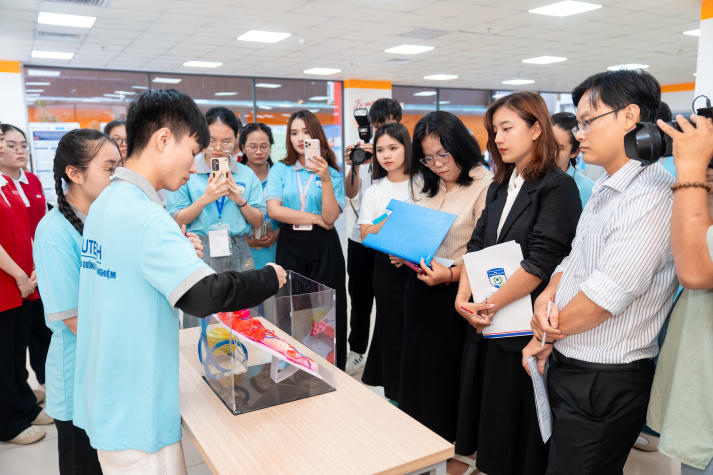 [Video] Sinh viên Khoa Điều dưỡng - Kỹ thuật y học “cháy” hết mình tại HUTECH’s Health Festival 2026 116