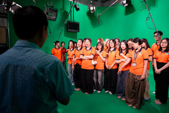 Sinh viên Quan hệ công chúng “bước vào hậu trường” sản xuất chương trình truyền hình trực tiếp tại HTV 94