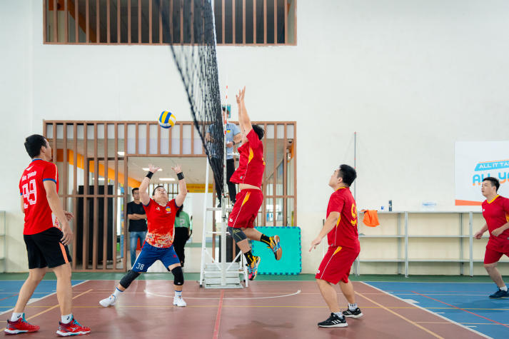 [Hội thao CB-GV-NV HUTECH 2025]: TT.TVTS-TT.TrT-TT.Mar-PTTH, P.ĐT-P.KT-TT.DHS bảo vệ thành công ngôi vương Bóng chuyền nam, nữ 38