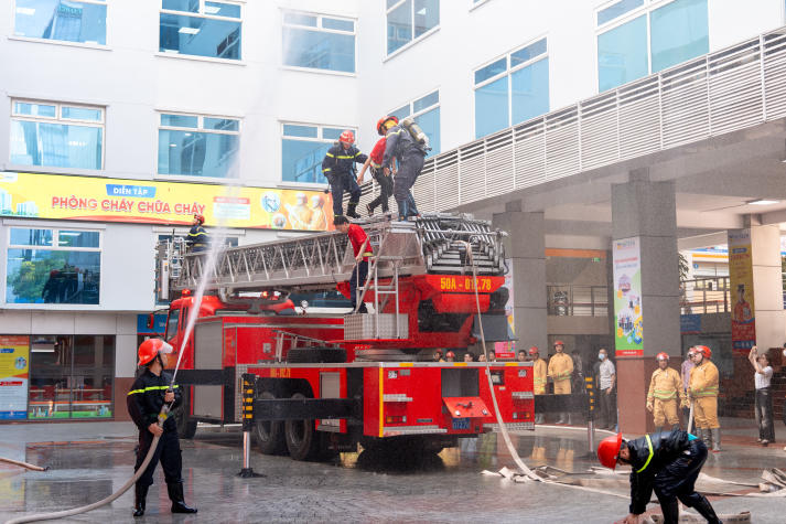 [Video] HUTECH tổ chức diễn tập PCCC & CNCH: Nâng cao năng lực ứng phó, bảo đảm an toàn học đường 121