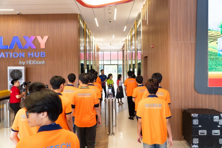 Khám phá môi trường làm việc tại Galaxy Innovation Hub - HDBank cùng sinh viên Khoa học máy tính HUTECH 16