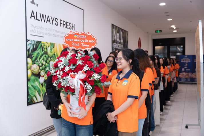 [Video] Sinh viên Khoa Hàn Quốc học tham quan thực tế, nắm bắt cơ hội thực tập tại Lotte Mart 81