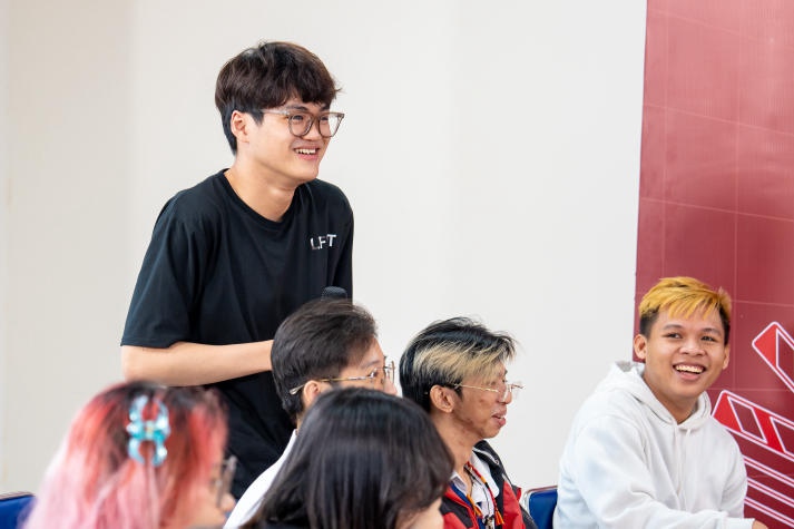 NSND Kim Xuân truyền năng lượng tích cực và bí kíp diễn xuất cho sinh viên HUTECH 35