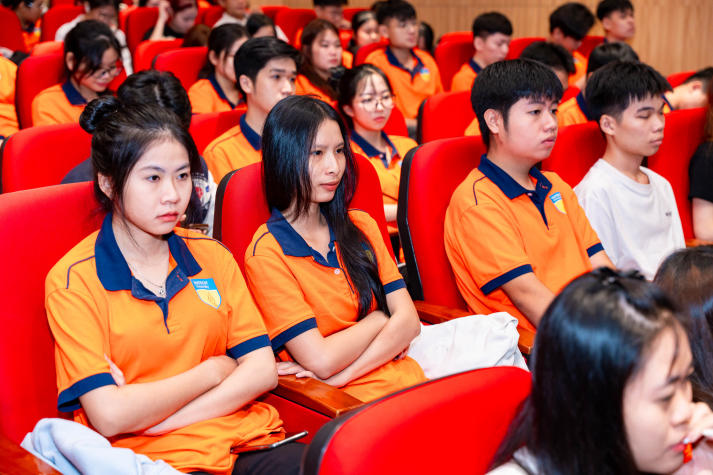 Sinh viên Khoa Tài chính - Thương mại khám phá AI trong đầu tư hiện đại cùng chuyên gia Vietcombank 40