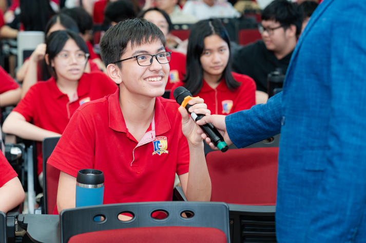 HUTECH đồng hành tư vấn hướng nghiệp và giải mã AI cùng học sinh Royal School 71