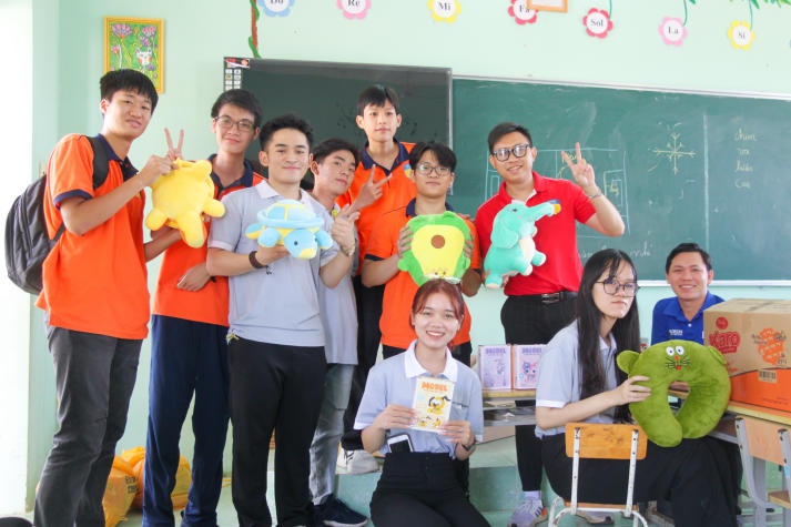 CLB Tình nguyện cộng đồng (CVC) HUTECH mang “Xuân yêu thương” đến các em học sinh tỉnh Bình Thuận 106