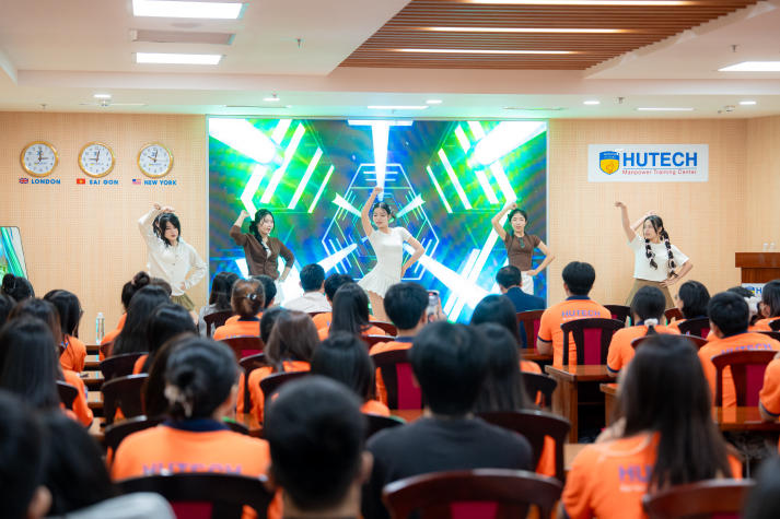 Sinh viên HUTECH soi mình và rèn kỹ năng qua “Mirror Mirror – Hình ảnh bạn phản chiếu” 28