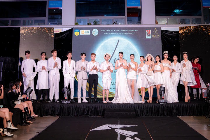 Sinh viên khoa Du lịch - Nhà hàng - Khách sạn tổ chức đêm diễn thời trang “Lụa Fashion  Show, Ngàn năm Lụa Việt” 134
