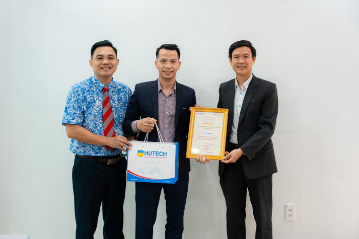 Sinh viên Khoa Luật định hình tương lai nghề nghiệp qua chuyến tham quan Shinhan Bank 54