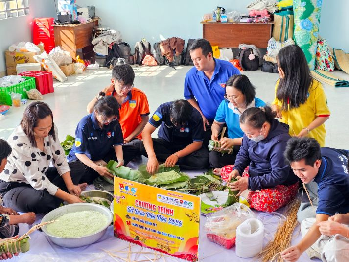 Tuổi trẻ Khoa Quản trị Du lịch - Nhà hàng - Khách sạn mang xuân đến vùng đất nghĩa tình 23