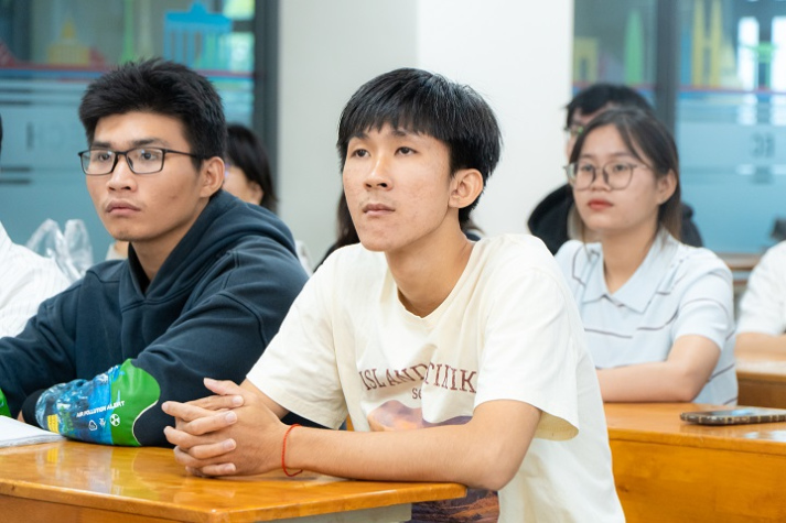 Những chia sẻ thực chiến từ tiền bối trở thành nguồn cảm hứng cho sinh viên Khoa Tiếng Anh 41