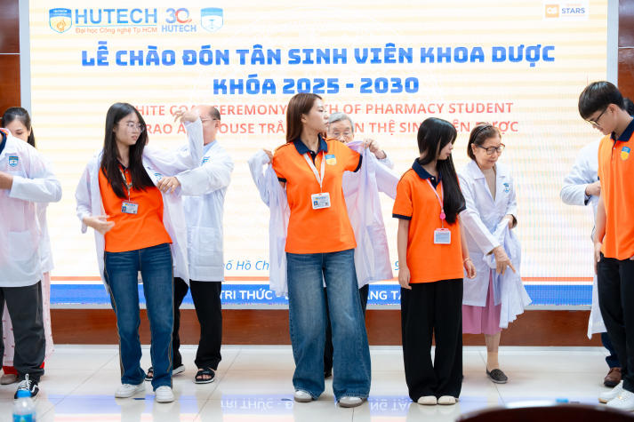 [Video] Dấu ấn đầu đời Blouse trắng: Tân sinh viên Khoa Dược chính thức bước vào hành trình mới 39