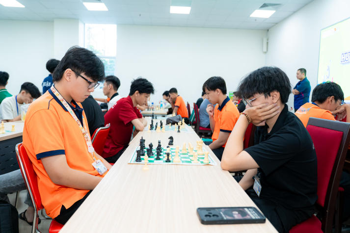 [HUTECH Games 2026]: Bùng nổ trí tuệ và tốc độ tại ngày thi đấu Cờ vua, Cờ tướng và Cầu lông 19