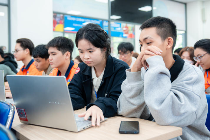 Sinh viên Khoa Công nghệ thông tin khám phá ứng dụng AI trên laptop ASUS thế hệ mới 35