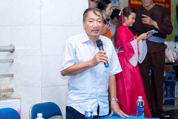 Sinh viên Khoa Thẩm mỹ và Khoa học sự sống tự tay đem “vầng trăng yêu thương” đến thiếu nhi phường Xóm Chiếu 10