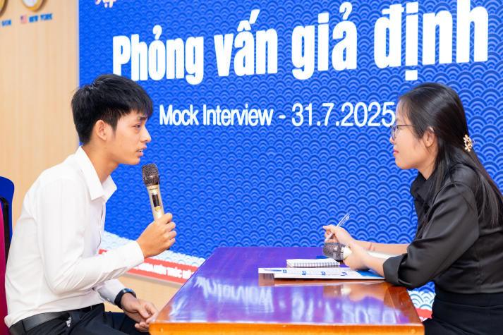 SINH VIÊN TẬP HUẤN KỸ NĂNG CHINH PHỤC NHÀ TUYỂN DỤNG 60