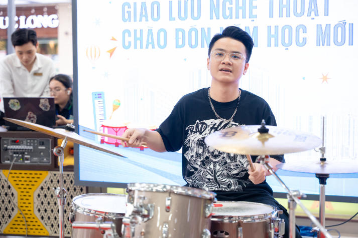 Văn nghệ sân trường chào đón năm học mới 2025-2026 tại HUTECH 83