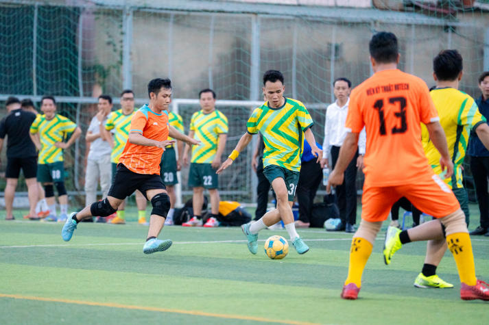 [Hội thao CB-GV-NV HUTECH 2025]: Bóng đá nam xác định hai đội tranh ngôi vô địch 55