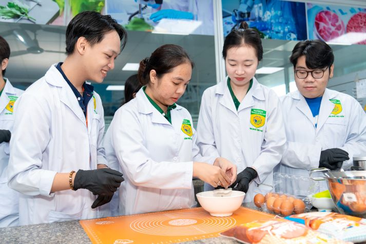 [Video] Sinh viên Công nghệ thực phẩm HUTECH trải nghiệm làm bánh quy gừng, lan tỏa sắc màu Giáng sinh 44