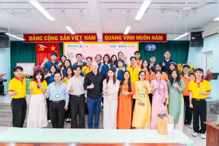 Sinh viên Khoa Tiếng Anh mang trải nghiệm học tập sáng tạo đến học sinh THCS Hà Huy Tập 66