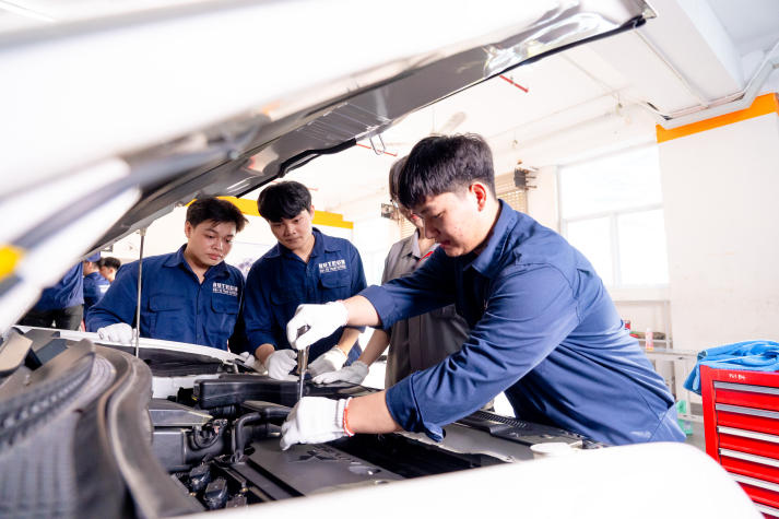 [Hướng nghiệp 2026] Học Công nghệ kỹ thuật ô tô có được thực hành với máy móc thật? 12