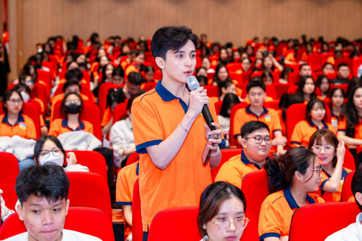 Sinh viên Khoa Tài chính - Thương mại khám phá AI trong đầu tư hiện đại cùng chuyên gia Vietcombank 89