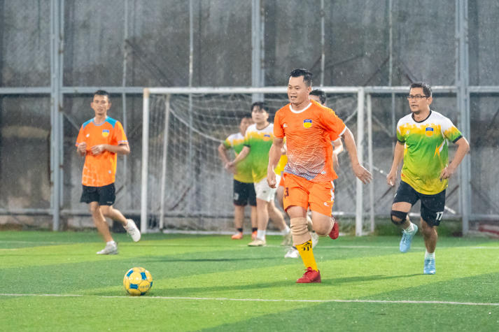 [Hội thao CB-GV-NV HUTECH 2025]: Rực lửa với những cuộc rượt đuổi tỷ số bộ môn Bóng đá nam 27