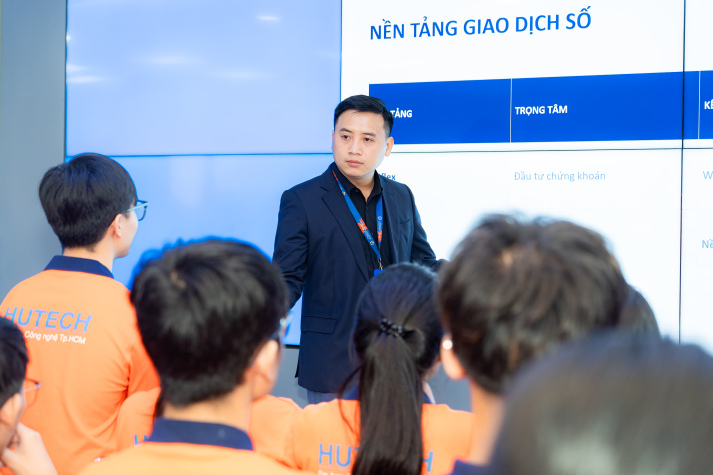 Theo dòng vốn thị trường, sinh viên Tài chính - Thương mại khám phá nghề chứng khoán tại Yuanta Việt Nam 40