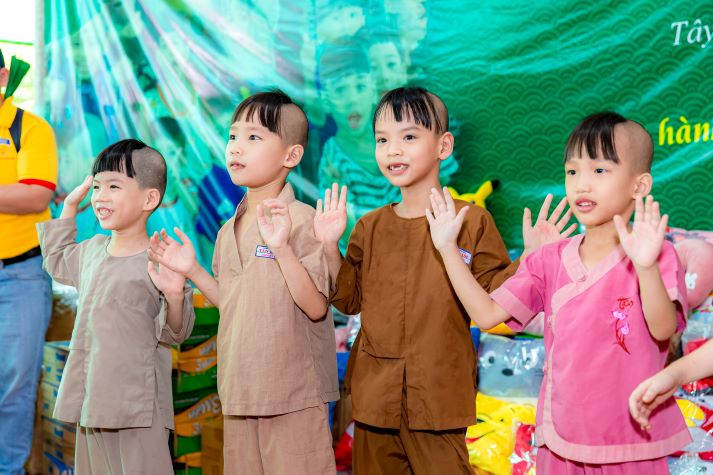 Doanh nhân, cựu sinh viên HUTECH trao yêu thương đến 55 em nhỏ tại Mái ấm An Lạc 68