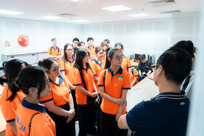 Sinh viên Quan hệ công chúng “bước vào hậu trường” sản xuất chương trình truyền hình trực tiếp tại HTV 65