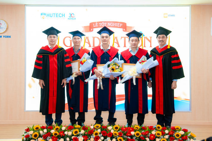 [Video] Tân Cử nhân ngành Ngôn ngữ Anh hệ Đào tạo từ xa HUTECH rạng ngời trong ngày vui tốt nghiệp 43