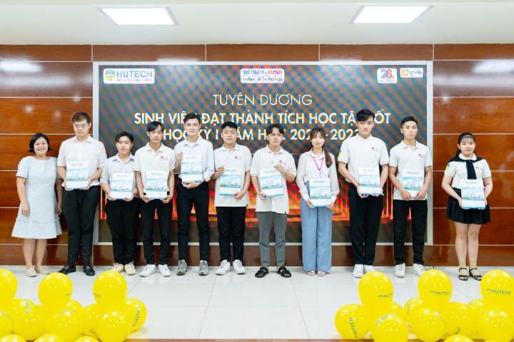 Nhiều gương mặt xuất sắc được khen thưởng tại lễ tuyên dương sinh viên tiêu biểu HKI năm học 2022 - 2023 của VJIT 92