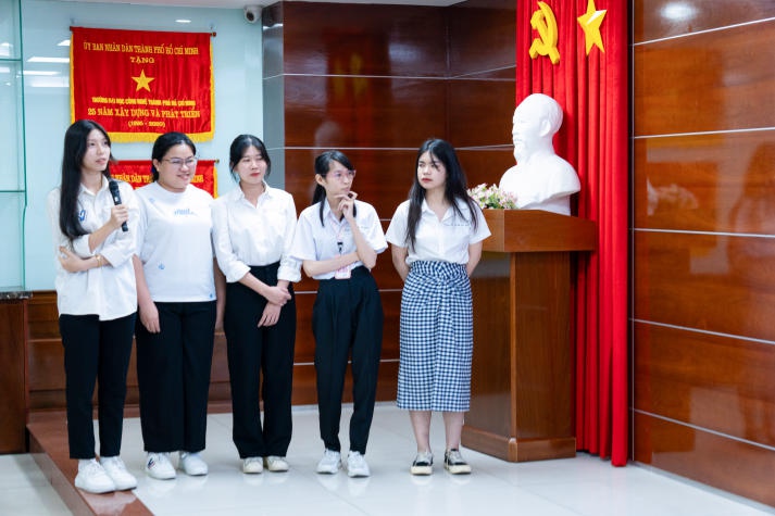 Gay cấn với từng trận tranh tài trong cuộc thi học thuật “Tìm hiểu văn hóa Trung Hoa” của Khoa Trung Quốc học HUTECH 105