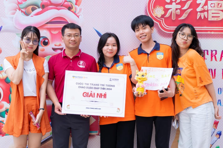 Sinh viên Khoa Trung Quốc học hào hứng trang trí tượng chào mừng Xuân Giáp Thìn 2024 156