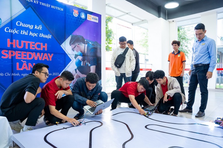 [Video] Chịu chơi như sinh viên HUTECH: “Chạy show” hết học thuật lại tới văn hóa, nghệ thuật, thể thao 27