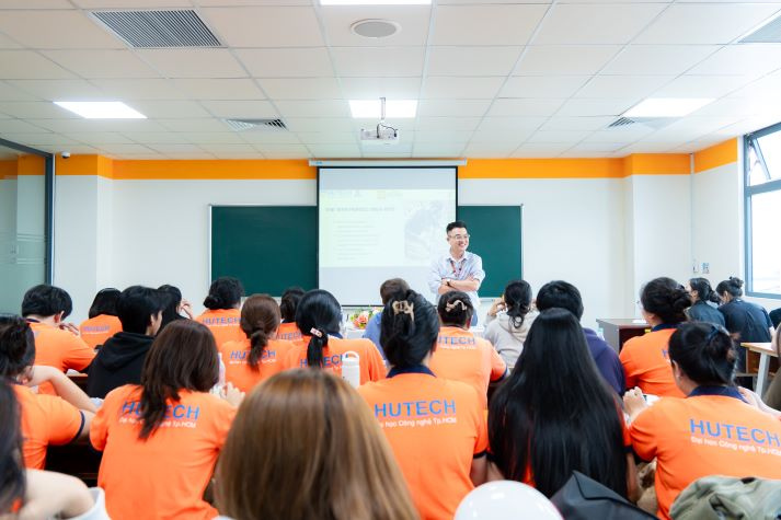 Sinh viên Khoa Tiếng Anh nhập vai hướng dẫn viên, luyện ngôn ngữ qua tình huống nghề nghiệp 39