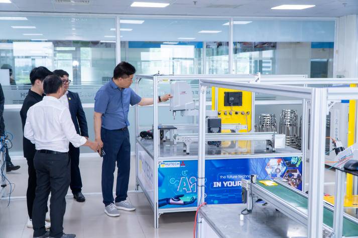 HUTECH signs cooperation agreement with Dawoon and receives equipment sponsorship worth over VND 1.5 billion 86