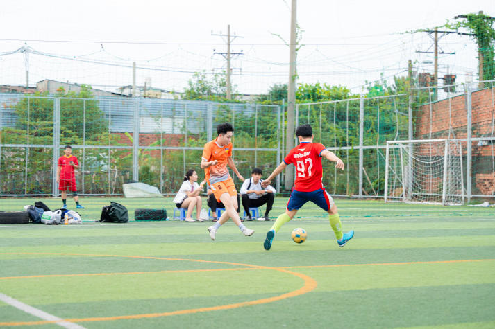 [Hội thao CB-GV-NV HUTECH 2025]: VPT-VPHĐT-P.NS-TT.KĐ-ĐBCL-B.TTr-TT.IT đăng quang ngôi vương Bóng đá nam 80