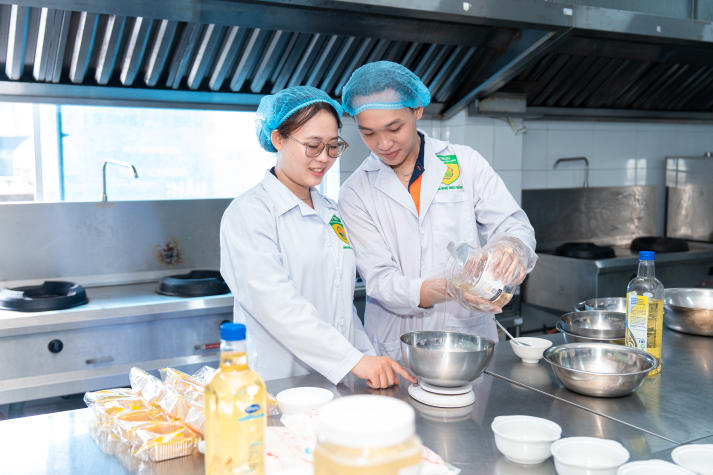 Sinh viên Khoa Thẩm mỹ và Khoa học sự sống tự tay đem “vầng trăng yêu thương” đến thiếu nhi phường Xóm Chiếu 83