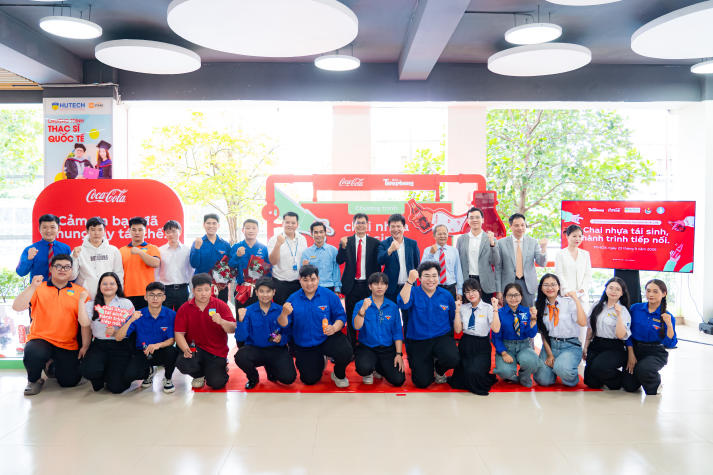 “HUTECH - Newbies Say Hi!” mở màn năm học mới với loạt trải nghiệm đa sắc 220
