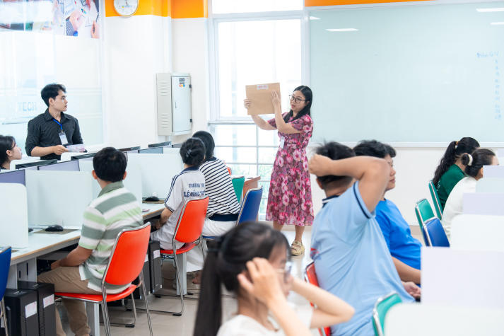 HUTECH phối hợp UEF tổ chức thành công kỳ thi V-SAT 2026 cho gần 1.000 thí sinh 92