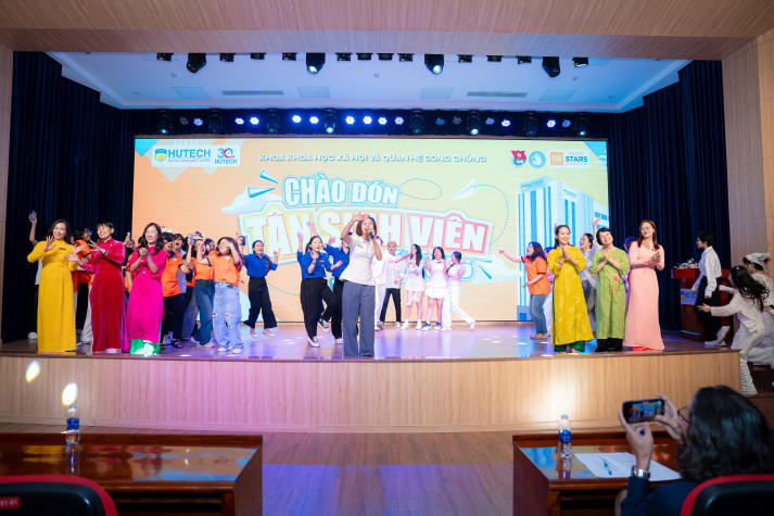 Khoa Khoa học Xã hội và Quan hệ Công chúng thắp lửa đam mê, chào đón thế hệ tân sinh viên năng động và sáng tạo 78