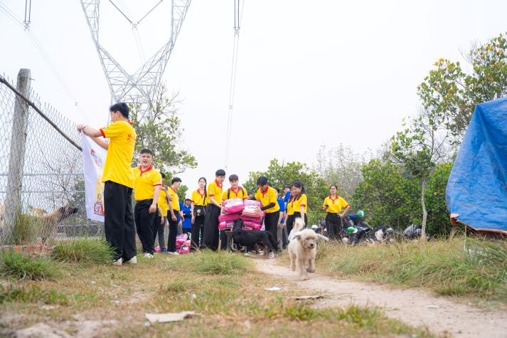 Sinh viên Khoa Thú y lan tỏa yêu thương qua hoạt động chăm sóc động vật trong chiến dịch Xuân tình nguyện 49