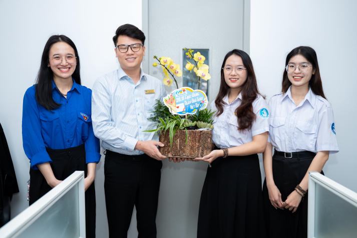 [Ảnh] Khoảnh khắc đẹp tại cuộc thi cắm hoa 20/11: Sinh viên HUTECH gửi trọn yêu thương đến các nhà giáo 134