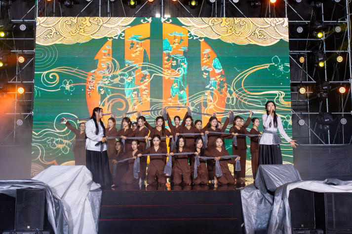 Sinh viên HUTECH thắp sáng niềm tự hào Việt qua chuỗi đồ án nghệ thuật hoành tráng 98