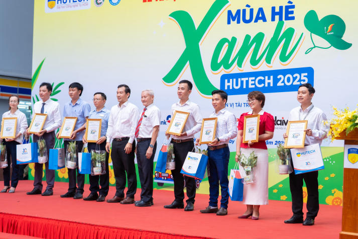 Lễ ra quân Mùa hè xanh HUTECH 2025: Sắc áo xanh tình nguyện vì cộng đồng 49