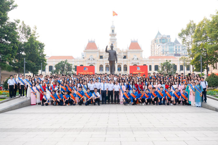 44 Sinh viên 5 tốt hai năm liên tục của HUTECH nhận Bằng khen của Chủ tịch UBND Thành phố 15