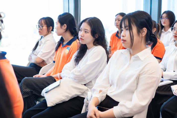 Sinh viên Khoa Hàn Quốc học HUTECH học gì tại Ngân hàng KEB Hana? 64