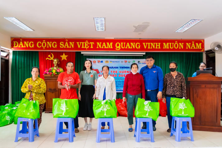[Ảnh] Chi bộ 17 HUTECH nối dài tinh thần bảo vệ chủ quyền biển đảo tại Đồn Biên phòng Cần Thạnh (Cần Giờ) 110