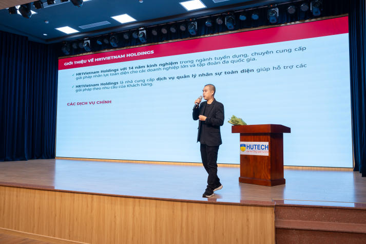 Sinh viên Khoa Quản trị kinh doanh học kỹ năng tuyển dụng cùng Công ty TNHH HR1 Vietnam Holdings trước kỳ thực tập 84